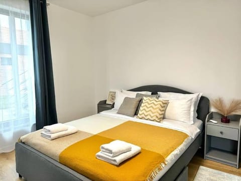 Bed, towels
