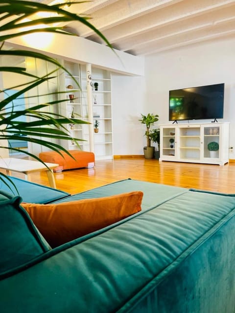 TV and multimedia, Living room, Seating area, Evening entertainment