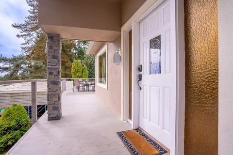 Burien's 3-BR Middle Unit Retreat with Deck BBQ House in Burien