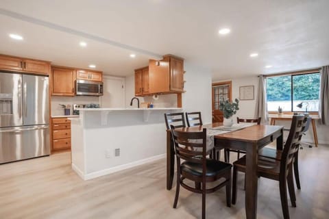 Burien's 3-BR Middle Unit Retreat with Deck BBQ House in Burien