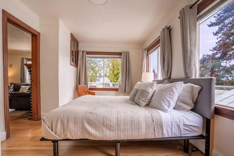 Burien's 3-BR Middle Unit Retreat with Deck BBQ House in Burien