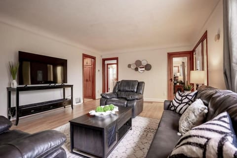 Burien's 3-BR Middle Unit Retreat with Deck BBQ House in Burien