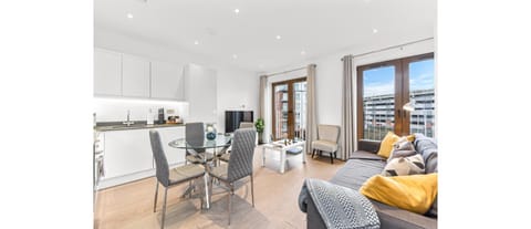 TV and multimedia, View (from property/room), Kitchen or kitchenette, Seating area, Dining area