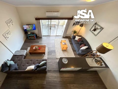 TV and multimedia, Kitchen or kitchenette, Living room, Seating area, kitchen