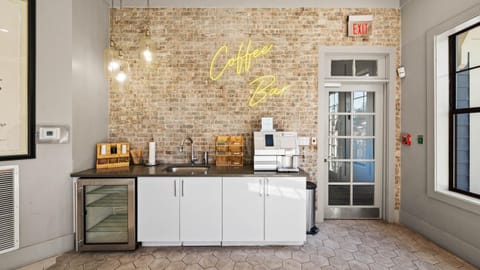 Stylish 2BR Corporate Stay Pool Balcony #2 Apartment in Town N Country