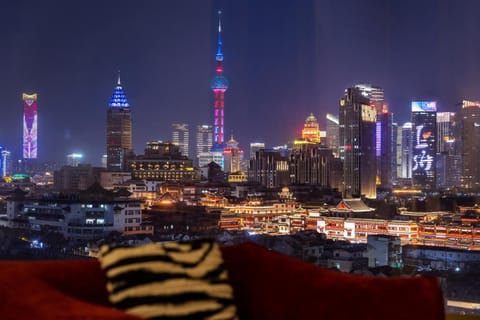 Communal lounge/ TV room, Night, Living room, Seating area, Evening entertainment, City view