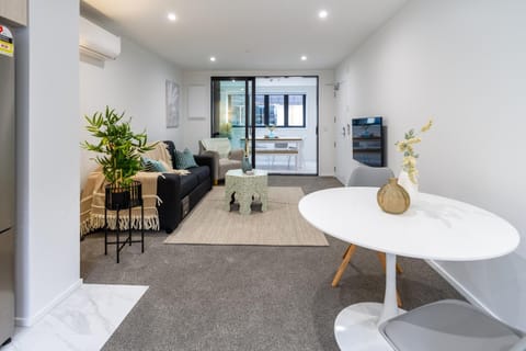 TV and multimedia, Living room, Photo of the whole room, Decorative detail, Seating area, Dining area, air conditioner