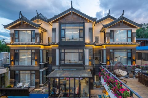 Property building, Day, Garden, Balcony/Terrace