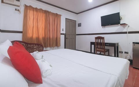 Bed, TV and multimedia, Photo of the whole room, Seating area, Bedroom, air conditioner