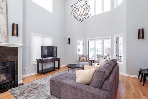 Eclectic Stylish and Cozy Milwaukee Home Apartment in Milwaukee