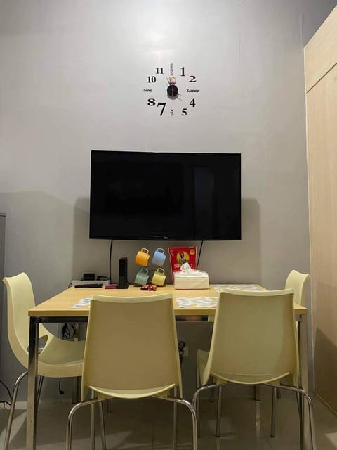 Restaurant/places to eat, TV and multimedia, Living room, Seating area
