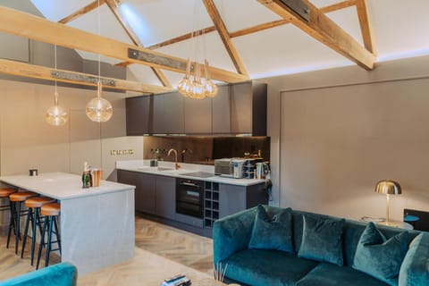 Magistrates Penthouse Suite - Town Centre Apartments with Spa Apartment in Morpeth