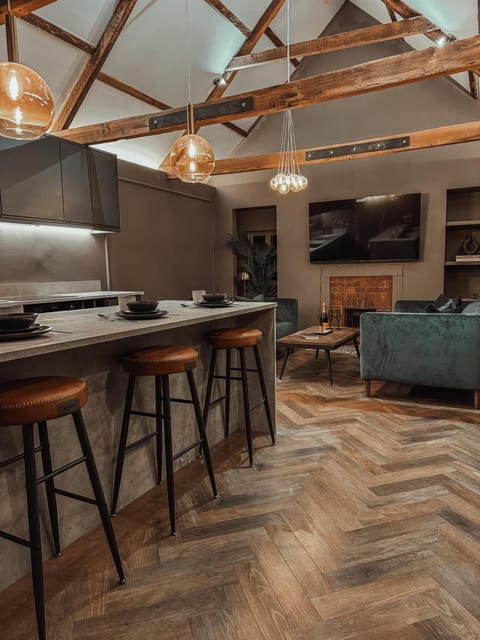 Magistrates Penthouse Suite - Town Centre Apartments with Spa Apartment in Morpeth