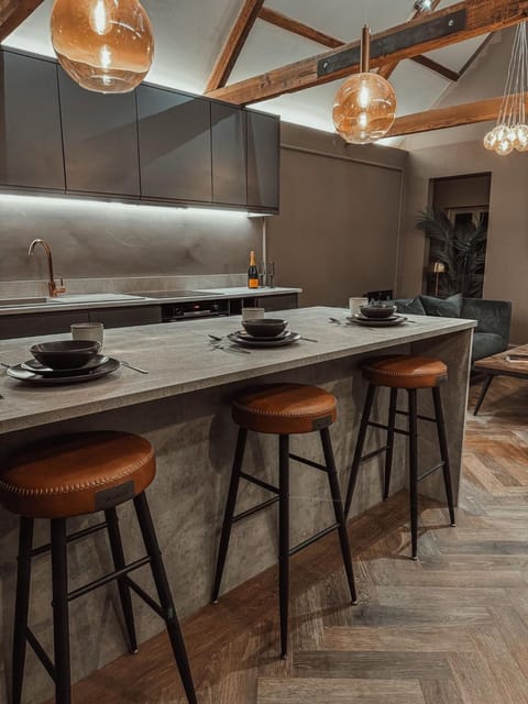 Magistrates Penthouse Suite - Town Centre Apartments with Spa Apartment in Morpeth