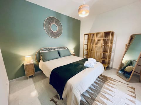 Bed, Bedroom, towels, wardrobe