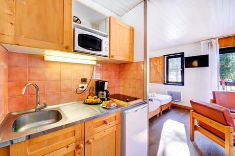 TV and multimedia, Kitchen or kitchenette, Living room, Food and drinks, Dining area, Food, stove