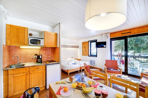 TV and multimedia, Coffee/tea facilities, Kitchen or kitchenette, Living room, Food and drinks, Dining area, Food, stove