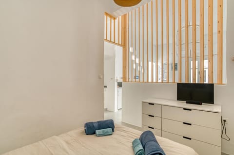 Bed, TV and multimedia, Photo of the whole room, Bedroom, hair dresser, towels