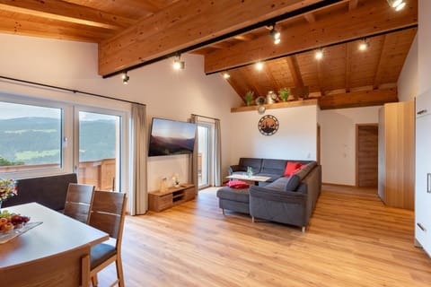 Communal lounge/ TV room, TV and multimedia, Living room, Seating area, Dining area, Evening entertainment