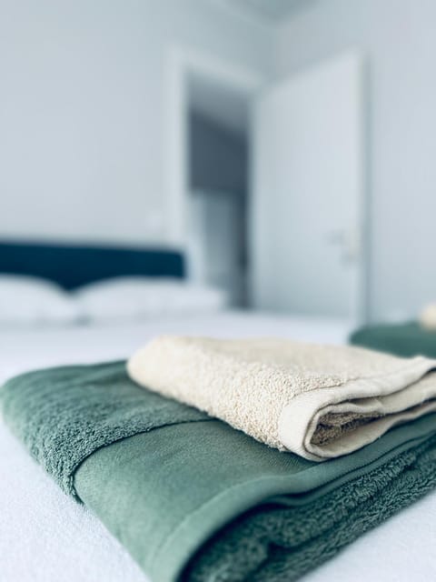 Bed, Bedroom, towels