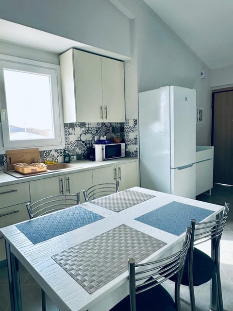 Kitchen or kitchenette, Dining area, minibar, pet friendly