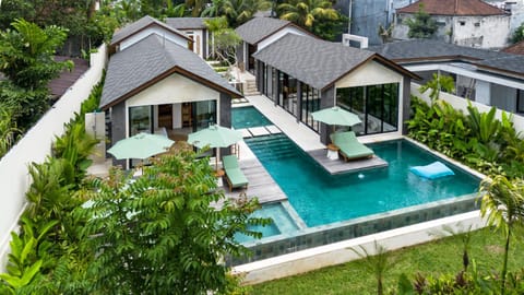 Property building, Pool view, Swimming pool, internet, sunbed