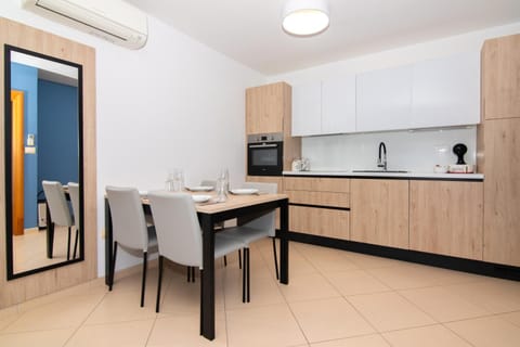 Kitchen or kitchenette, Dining area, oven