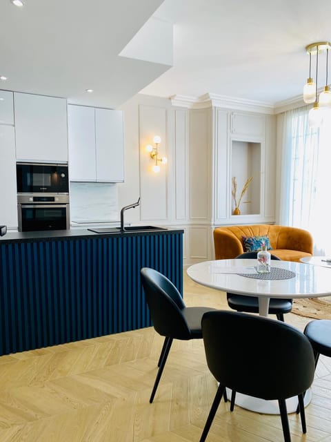 Kitchen or kitchenette, Seating area