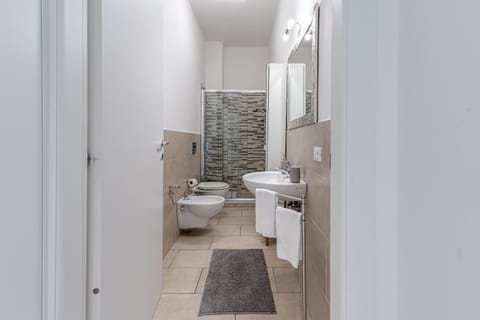 Shower, Toilet, Bathroom, bidet, towels