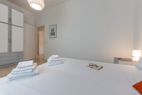 Bed, Bedroom, towels