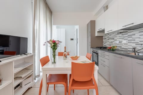 Kitchen or kitchenette, Living room, Seating area, Dining area, oven, stove