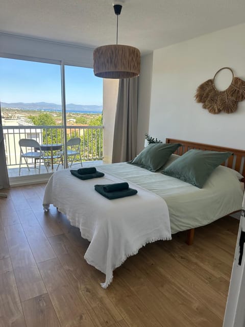 Bed, Balcony/Terrace, Bedroom, Sea view