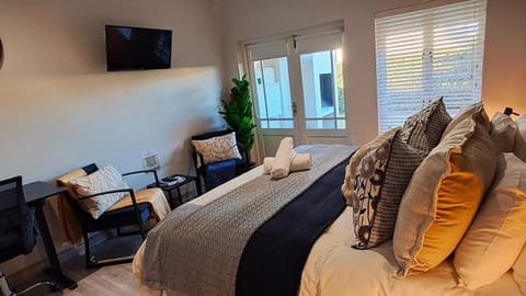 TV and multimedia, Seating area, Bedroom