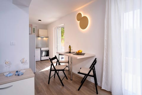 Dining area, kitchen