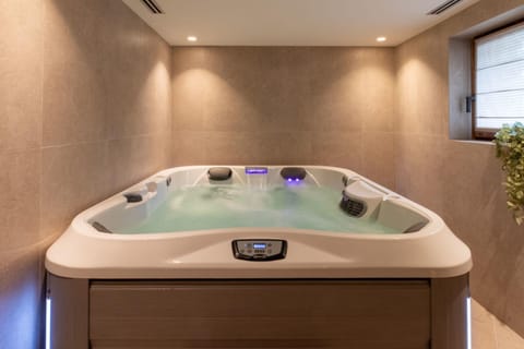 Chalet Yolo with Pool and Spa Chalet in Les Allues