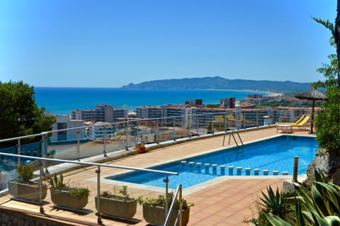 Day, Natural landscape, Pool view, Sea view, Swimming pool, sunbed