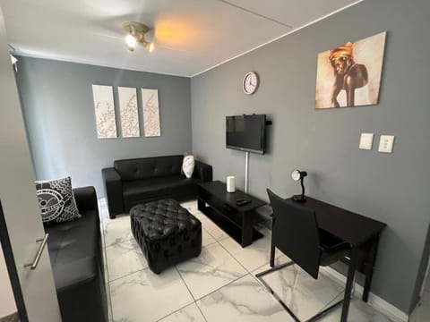 TV and multimedia, Living room, Seating area, Evening entertainment