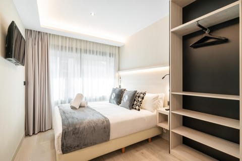 Bed, TV and multimedia, Photo of the whole room, towels, wardrobe