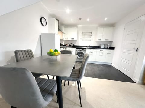 Bourneville House by Blue Skies Stays House in England