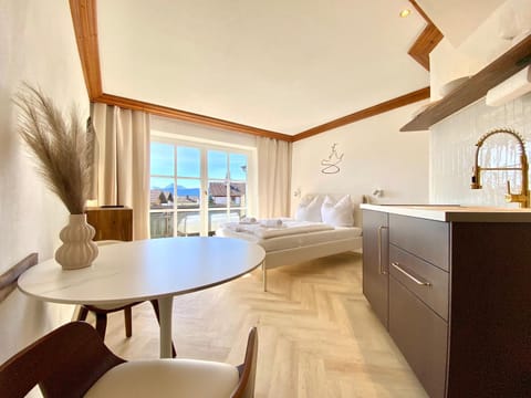 Bed, Kitchen or kitchenette, Living room, Photo of the whole room, Seating area, Dining area, Bedroom