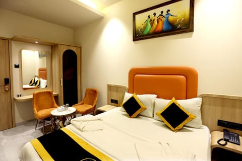 Bed, TV and multimedia, Living room, Photo of the whole room, Seating area, Bedroom, hair dresser