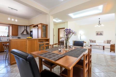 Kitchen or kitchenette, Living room, Seating area, Dining area, minibar, pet friendly