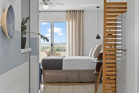 Bayshore Bliss, Cozy with Water Views of Miami Bay Apartment in North Bay Village