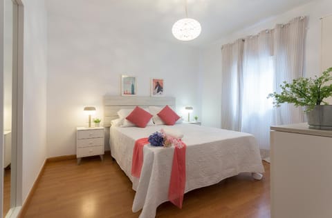 Photo of the whole room, Bedroom