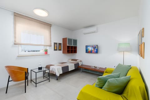 TV and multimedia, Living room, Seating area, air conditioner