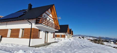 Property building, Day, Natural landscape, Winter, Mountain view