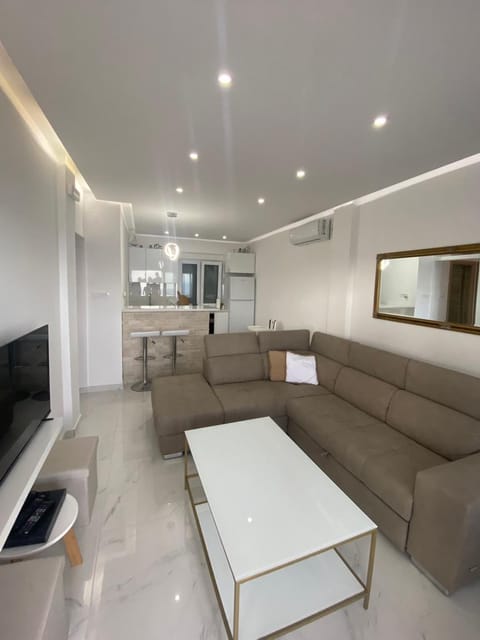 Communal lounge/ TV room, TV and multimedia, Living room, Seating area, air conditioner