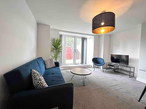 FREE PARKING - Lovely 2-BR Flat near Salford Royal Apartment in Salford