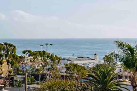100 PERCENT NEW STUNNING HUGE HOME, GARDEN BEACH, RESERVED Parking House in Laguna Beach