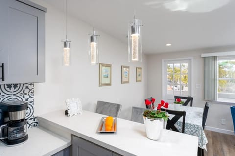 100 PERCENT NEW STUNNING HUGE HOME, GARDEN BEACH, RESERVED Parking House in Laguna Beach